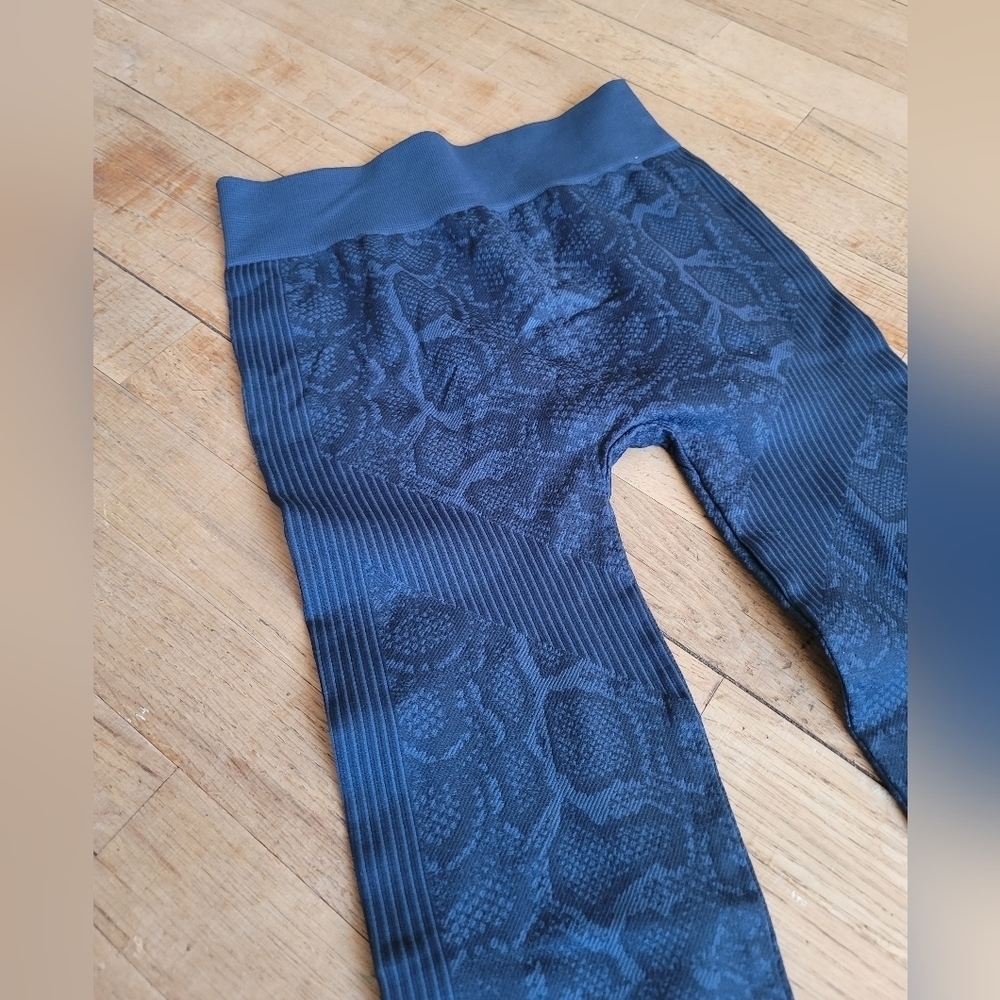 NIKIBIKI Snake Print Seamless Leggings - Picture 3 of 8